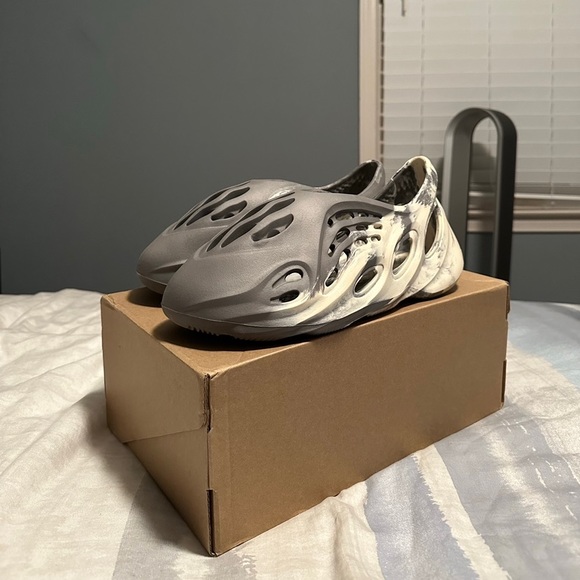 Moon gray foam runners